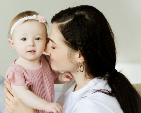 育兒嫂怎么教寶寶學(xué)會謙讓？(育兒嫂把小孩帶好的方法)